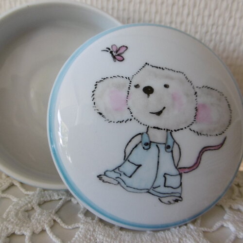 Boîte à dents ronde en porcelaine peinte main : une petite souris en salopette bleue regarde un papillon