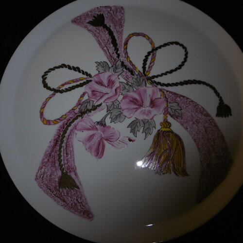 Plat à tarte en porcelaine peinte main avec liserons et pompon et cordons de pompon