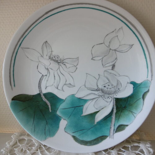 Plat à gâteau rond en porcelaine peinte main : motif de lotus gris et feuilles pétrole.