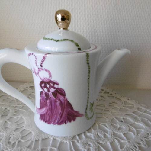 Verseuse ou cafetière en porcelaine peinte à la main décorée de deux pompons vert et rose et de dorures