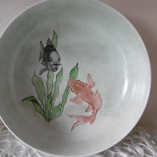 4 bowls en porcelaine peinte main décorés de deux poissons sur fond vert ou rose, motifs d'inspiration japonaise.