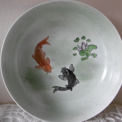Bowl en porcelain peinte main décoré de deux poissons et d'un lotus sur fond vert d'inspiration japonaise