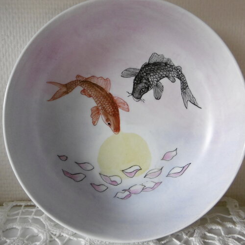 Bowl en porcelaine peinte main décoré de deux poissons été d'un soleil sur fond rose d'inspiration japonaise
