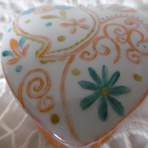 Petite boîte coeur en porcelaine peinte main : motifs psychédéliques