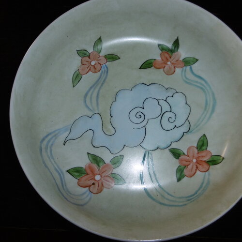 Bowl en porcelaine peinte main avec motif d'inspiration japonaise de nuages avec des fleurs