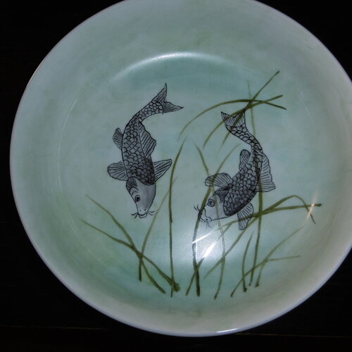 Bowl en porcelaine peinte main avec un motif d'inspiration japonaise de deux poissons gris