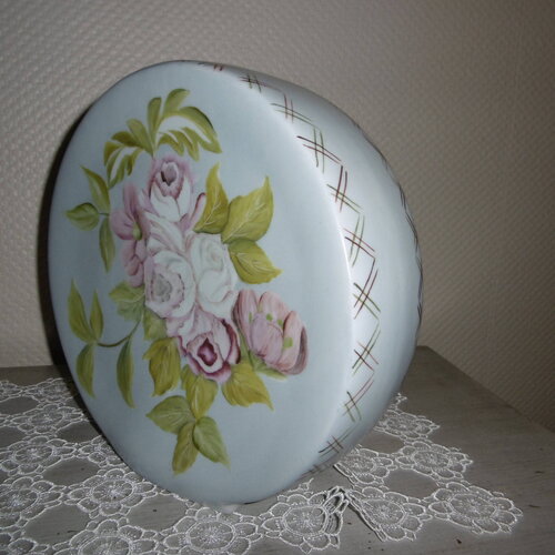 Pied de lampe rond avec deux faces en porcelaine peinte main. sur chaque face un bouquet de fleurs roses.