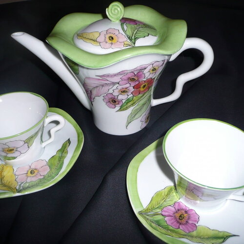 Service à thé (théière et 6 tasses) médard de noblat : motif fleurs stylisées pastel. décor sur porcelaine peint main