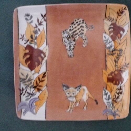 Plat carré en porcelaine peinte main : l'afrique du fennec et du léopard