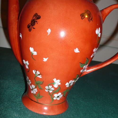 Cafetière et 6 mugs en porcelaine peinte main : rouge, blanc et or.