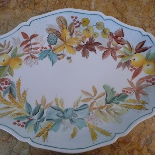 Plat ovale ancien chantouré en porcelaine de limoges peinte main : motif dans les tons d'automne de feuilles et de fruits