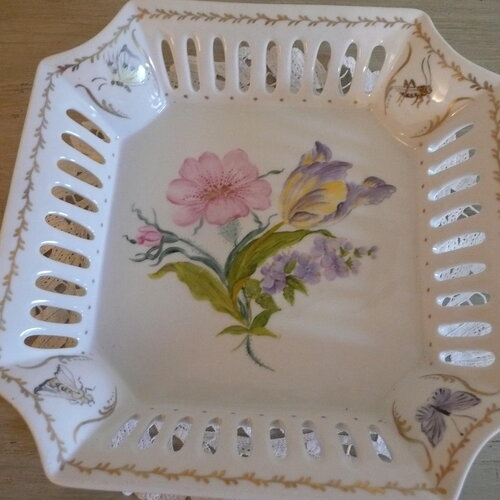 Corbeille en porcelaine ajourée peinte main, carrée : décor type sèvres d'un bouquet de fleurs, d'insectes et d'or mat