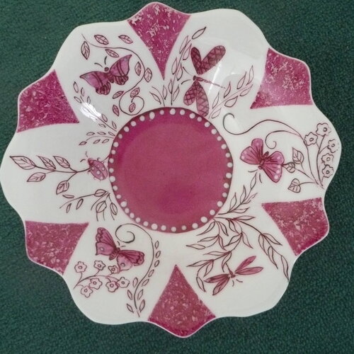 Coupelle en porcelaine blanche peinte main : motif pourpre avec petits papillons et dècor champêtre