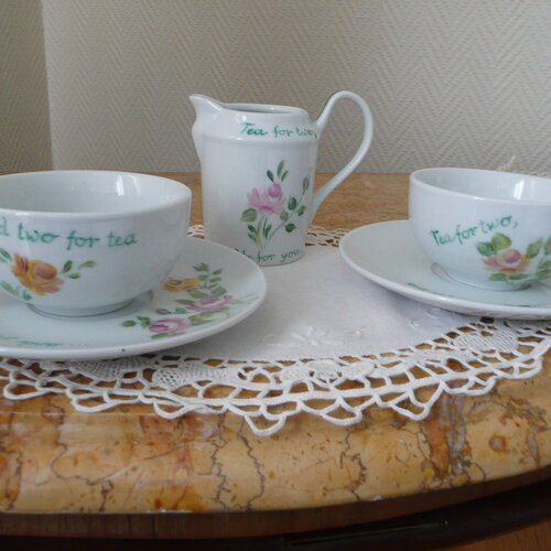 Tea for two and two for tea : ensemble de 2 tasses à thé et pot à lait, décorés de roses, romantisme anglais.