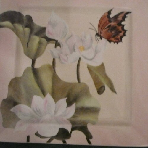 Plat carré fond rose, décor lotus et papillon, en pmorcelaine peinte main