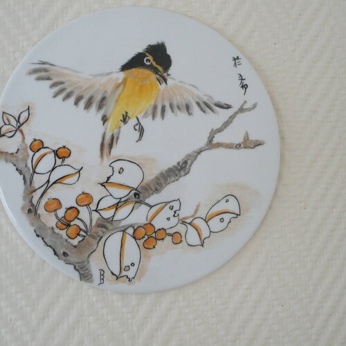 Plaque ronde en porcelaine : oiseau jaune et noir, et arbre