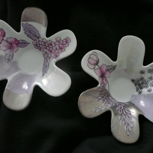 2 bougeoirs en forme de fleurs à 6 pétales en porcelaine peinte main : fleurs roses, argent en relief, feuillage et lustres