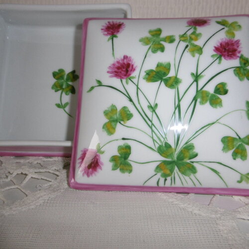 Boîte carrée porte-bonheur en porcelaine peinte main : décor de trèfles, fleurs et feuilles