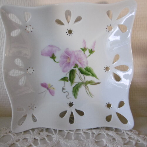 Plat ajouré carré en porcelaine fine de limoges : motif de liserons et de papillon léger