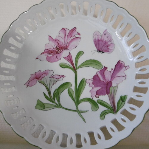 Plat rond en porcelaine ajourée peinte main : motif de pétunias rose et pourpre.