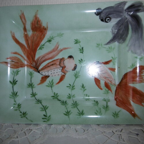 Vide poche rectangulaire end porcelaine peinte main: motif de poissons chinois sur fond d'algues