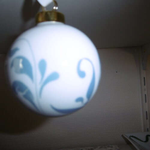 Boule de noël en porcelaine peinte à la main avec un motif d'arabesques en lustre bleu