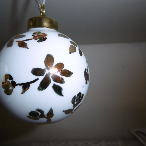 Boule de noël en porcelaine peinte à la main de fleurs et feuilles à l'or brillant (12%)