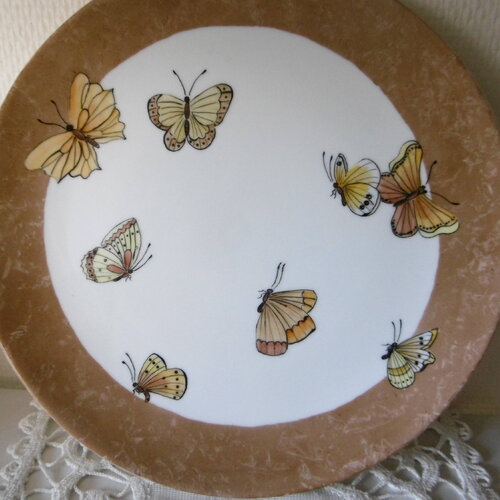 Grande assiette ronde en porcelaine peinte main : 8 papillons aux couleurs fauve et tour marron craquelé