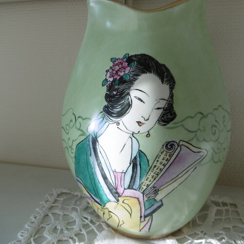 Vase en porcelaine peinte main : sut fond vert, une geisha d'un côté et un oiseau de l'autre