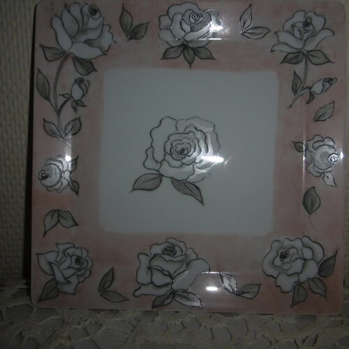 Petit plat carré en porcelaine peinte à la main décoré de roses grises sur fond rose pompadour