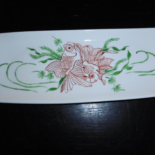Plateau à sushis en porcelaine peinte main avec deux poissons chinois rouges et des algues vertes