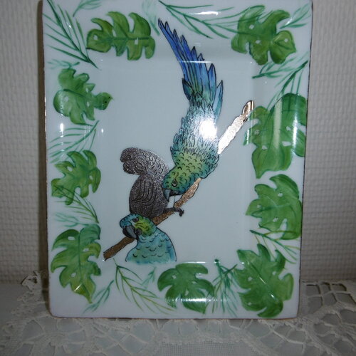Vide-poche rectangulaire en porcelaine peinte main : motif de 3 perroquets sur une branche, aile décorée de feuillage.