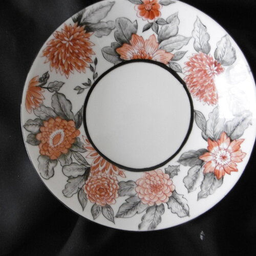 Assiette creuse de présentation en porcelaine peinte main : fleurs rouges et feuillage gris