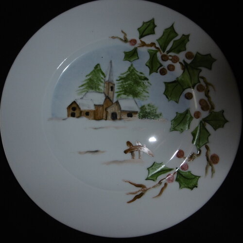 6 assiettes à dessert pour noël en porcelaine peinte main : décor de paysages enneigés avec une demi-couronne de houx