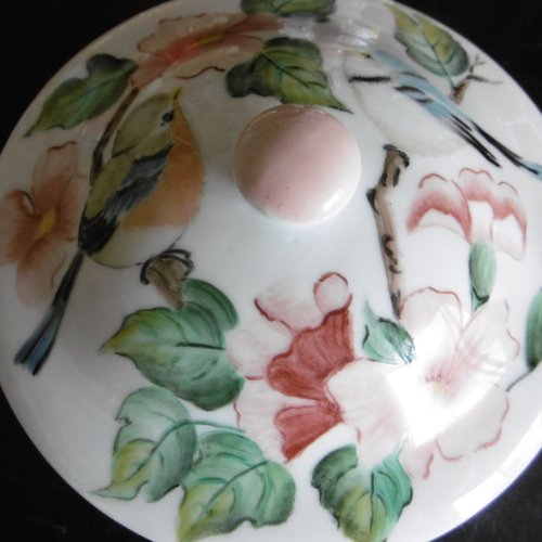 Poubelle de table en porcelaine peinte main décorée de 2 oiseaux et de fleurs roses