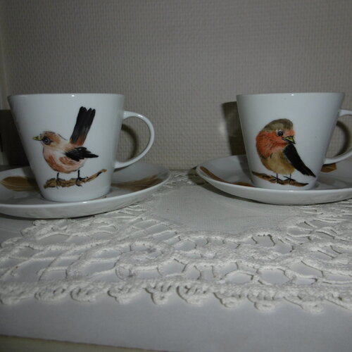 Duo de tasses à thé avec soucoupes en porcelaine peinte main décorées de 2 oiseaux et de plumes