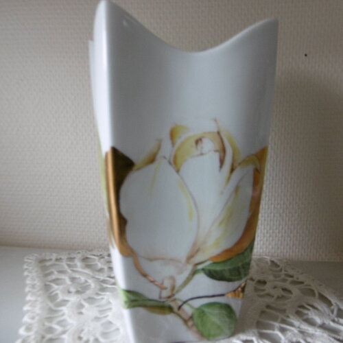 Vase tulipe en porcelaine peinte à la main : bouton de magnolia et ses feuilles
