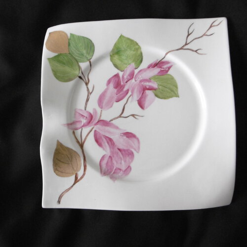 Assiette carrée en porcelaine peinte main : branche de bougainvilliers et feuilles dorées