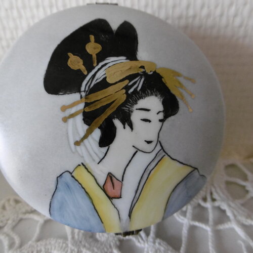 Boïte ronde en porcelaine peinte main, fermoir en laiton, motif de geisha
