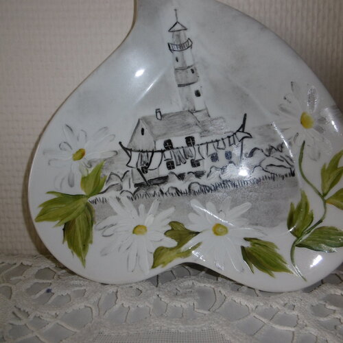 Assiette coeur en porcelaine peinte main : paysage de phare sortant d'une guirlande de marguerites