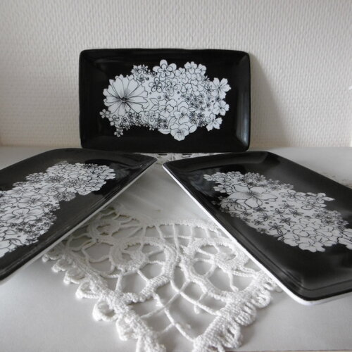3 petits plateaux rectangulaires en porcelaine peinte main : semis de fleurs en noir et blanc