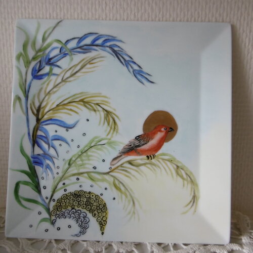 Assiette carrée en porcelaine peinte main avec motif d'oiseau rouge et de feuillage