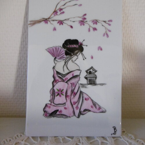 Plaque décorative en porcelaine peinte main : geisha à l'éventail.