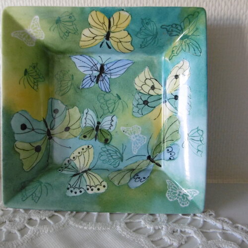 Vide-poche carré en porcelaine de limoges : décor de multiples papillons sur fond turquoise, jaune et vert