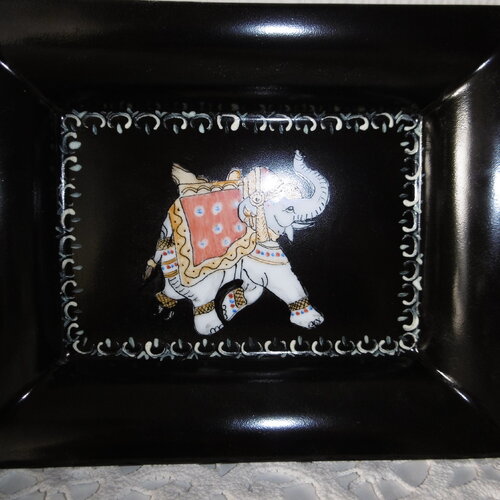 Vide poche en porcelaine peinte main avec motif d'éléphant sur fond noir