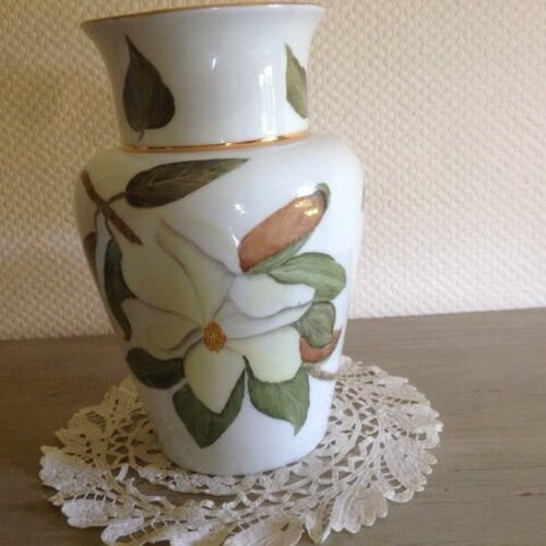 Grand vase en porcelaine peinte main : motif de fleurs et feuilles de magnolia, filets or brillant