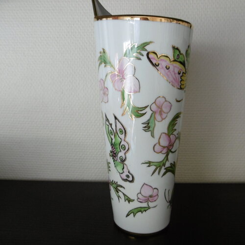 Vase asymétrique en porcelaine peinte main décoré de papillons et de fleurs avec dorures