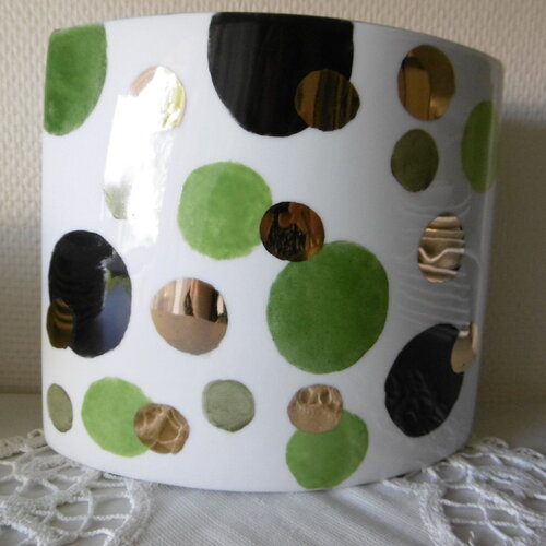 Vase moderne en porcelaine de limoges peinte main : décor de pastilles vertes, noires et or brillant