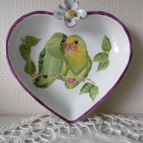 Vide-poche coeur en porcelaine de limoges peinte main : deux perruches inséparables