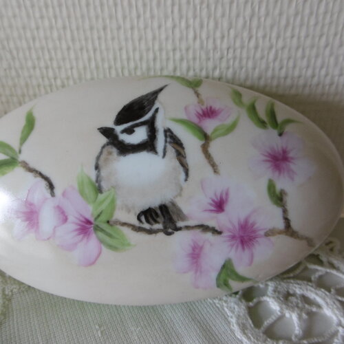 Boîte ovale et bombée en porcelaine peinte main : oiseau sur une branche fleurie